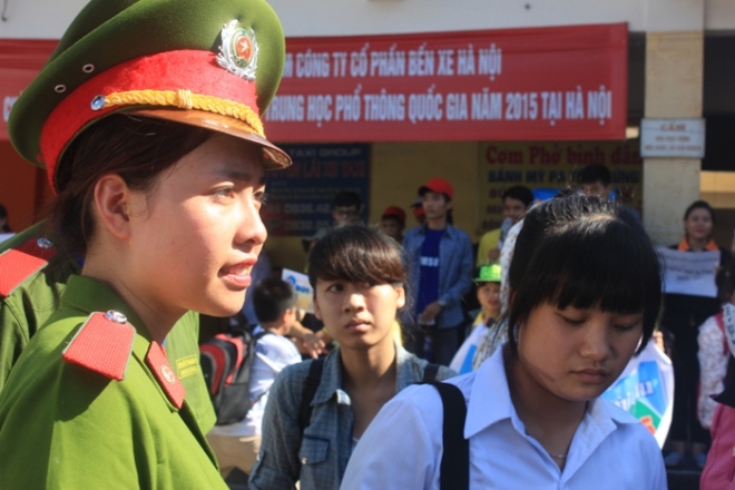 Để chuẩn bị tốt cho kỳ thi THPT Quốc gia năm 2015, các thí sinh và người nhà đã lên Hà Nội để thu xếp chỗ ở tốt nhất.